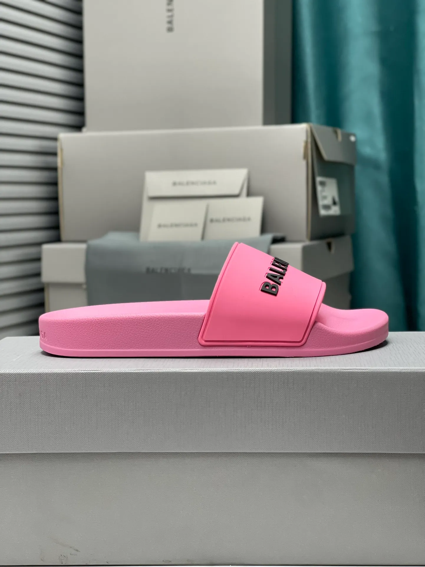 👟👟Ex-factory price 240👟👟 Women's Shoes Women's Clothing Balenciaga 2023 trendy slippers!  Balenciaga Political Campaign Latest Abrasive Development!  A favorite of European and American ladies, celebrities, and Internet celebrity girls. Exquisite uppers are hand-sewn and threaded. They are fluffy and soft, skin-friendly and soft, a must-have for summer. Fashionable but not overly ostentatious. Original natural rubber non-slip and wear-resistant sole. Size 35-40, 39-45 matching counter latest original packaging.